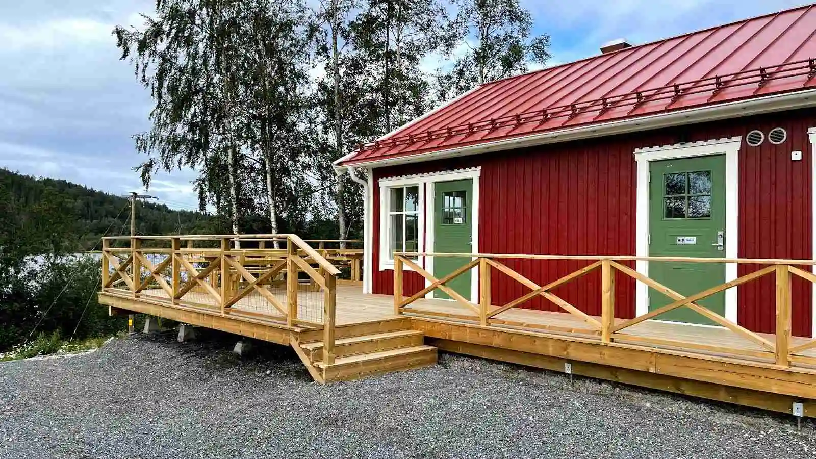 Upptäck Ställplats Gällstasjön i Docksta, Höga Kusten. Naturnära boende vid sjö, perfekt för husbil/husvagn. Alternativ till vandrarhem nära världsarvet.