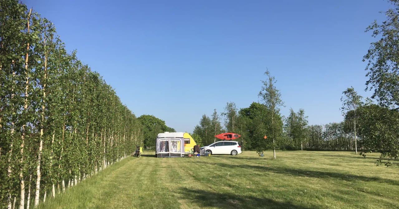 Bo mysigt på Bläsinge Gård vandrarhem & camping i Jonstorp, Kullabygden. Personliga rum, kök, festlokal & nära Kullaberg. Perfekt för grupper & naturälskare.