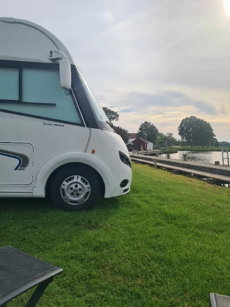Bo på mysigt vandrarhem & B&B vid Göta Kanal! Jonsboda erbjuder stugor med kanalutsikt, café, fiske & cykling. Boka ditt prisvärda boende idag!