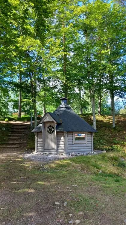 Bo prisvärt på Evedals vandrarhem i Växjö! Naturnära vid Helgasjön med bad, äventyrsgolf & restaurang. Nära city. Perfekt för familjer. Boka nu!