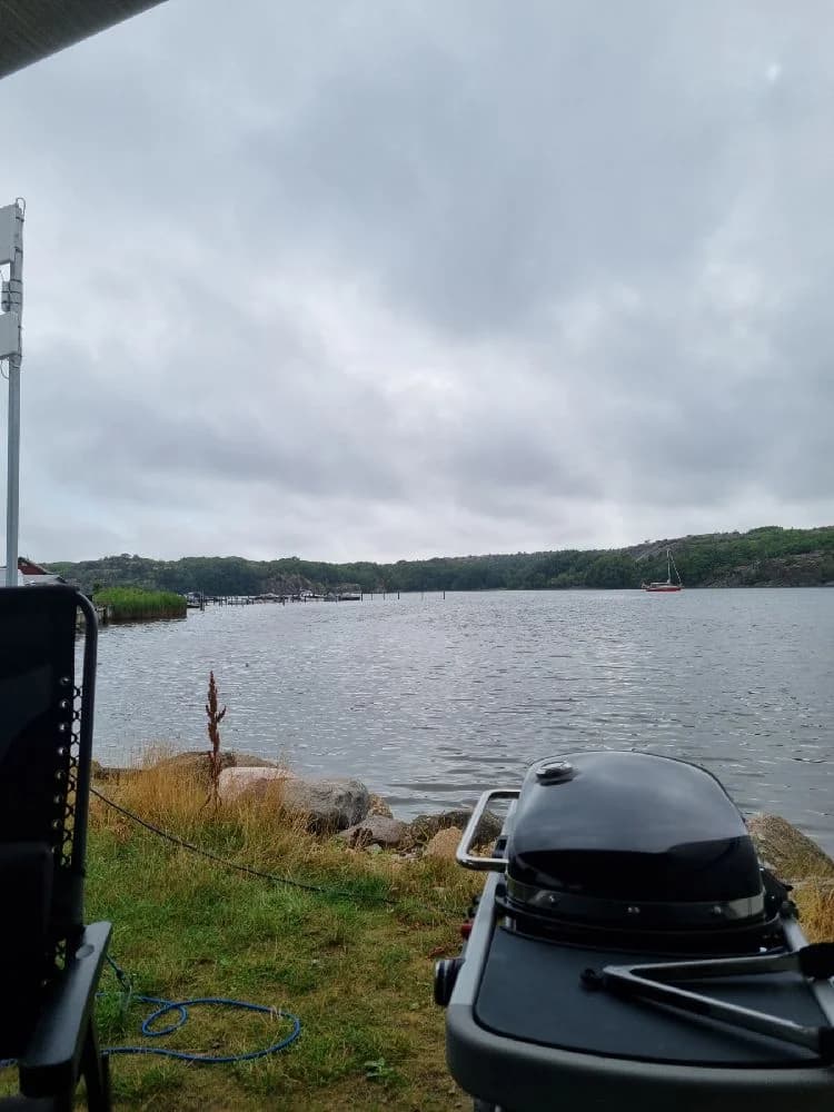 Upptäck Rörviks Camping & Vandrarhem i Hamburgsund! Familjevänligt boende vid havet i Bohuslän med strand, rum, stugor & camping. Nära natur & service.