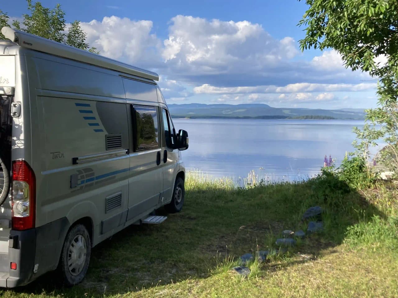 Bo på mysigt vandrarhem vid sjön Juvuln hos Kallsedets Fjällcenter i Jämtland. Perfekt bas för vandring, fiske & naturupplevelser. Café & servicebutik.