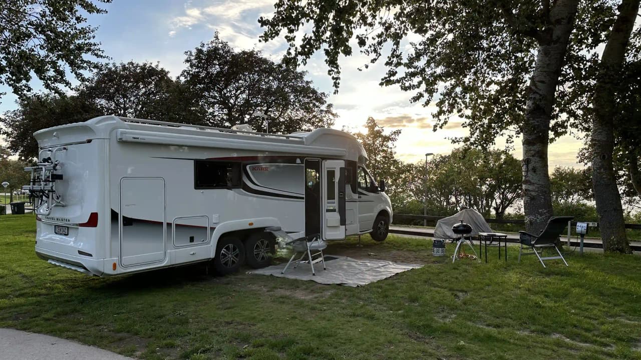 Bo prisvärt likt vandrarhem på Kneippbyn Resort Visby! Njut av Sommar- & Vattenland, pooler, restauranger & havsutsikt nära Visby. Perfekt för familjer.