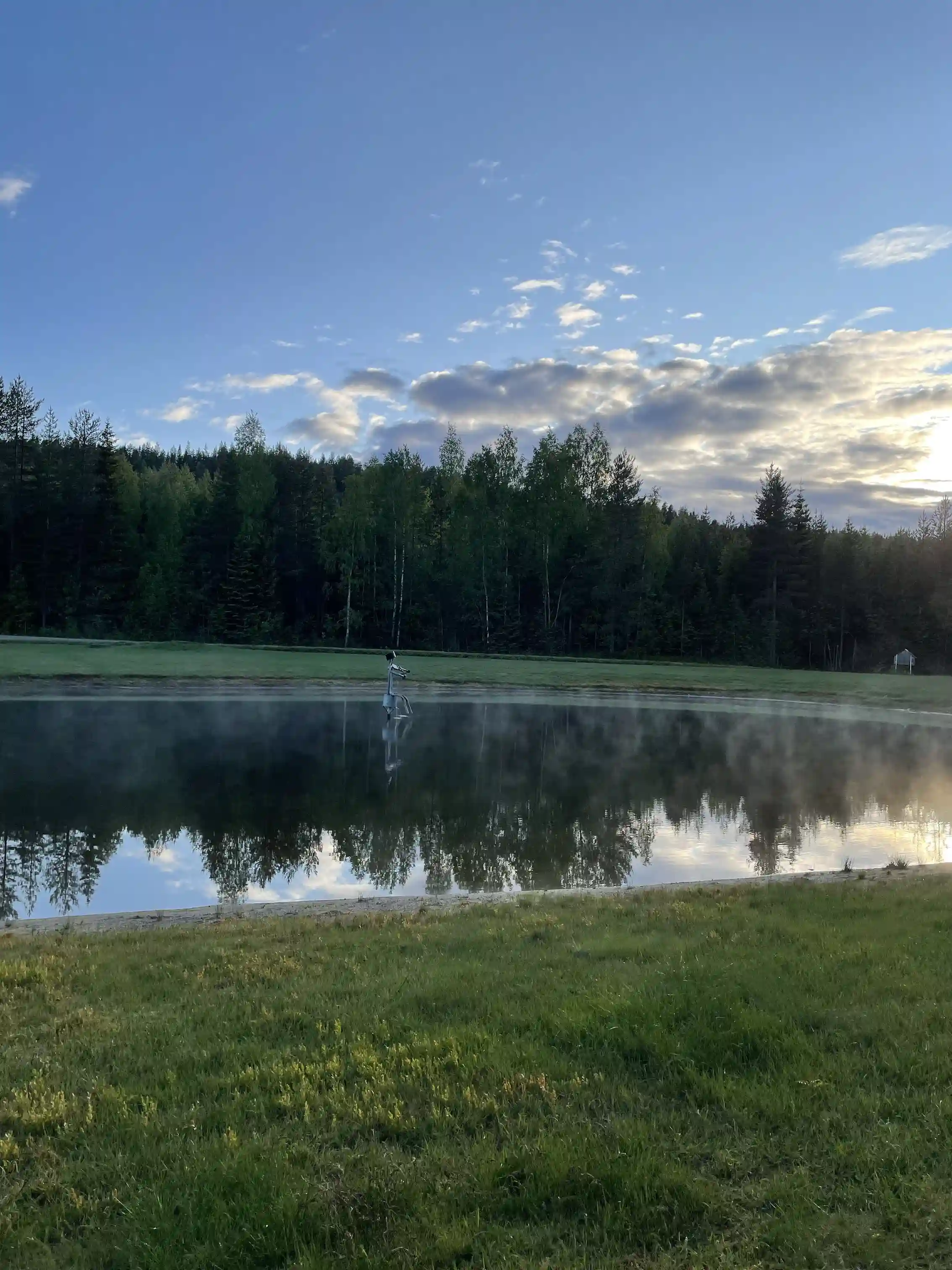 Upptäck Ljusvattnets vandrarhem vid klara sjöar nära Burträsk. Boende med kök, bastu, fiske & WiFi. Perfekt för naturälskare & familjer. Boka nu!