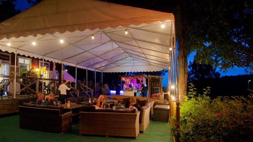 Bo prisvärt på vandrarhem vid Malmköpings Bad & Camping i Sörmland. Nära sjö, bad, vandring & aktiviteter. Kök, bastu, restaurang. Öppet året runt.