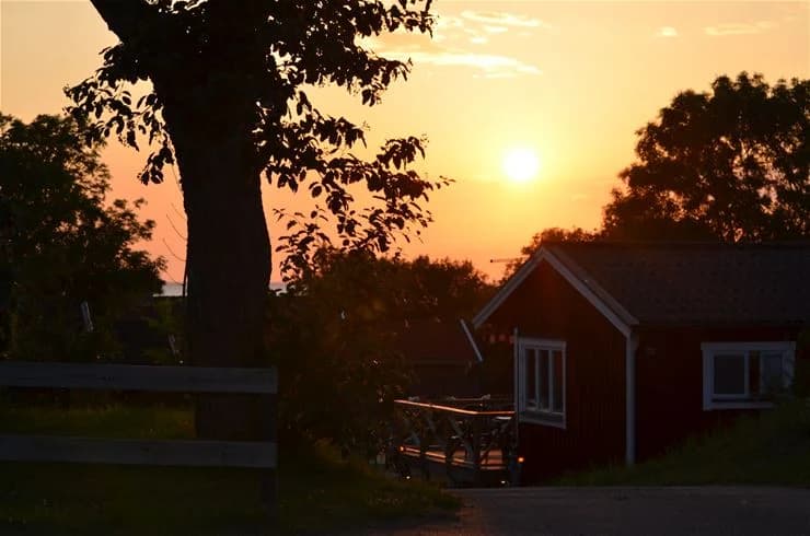 Upplev Klinta Camping i Köpingsvik, Öland! Familjevänligt boende vid havet med stugor, camping & vandrarhem. Aktiviteter, strand & restaurang.