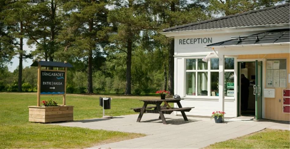 Bo på Tånga Heds vandrarhem i Vårgårda! Historiskt boende med pool, bowling, padel, restaurang & nära natur. Perfekt för familjer, grupper & aktiva resenärer.