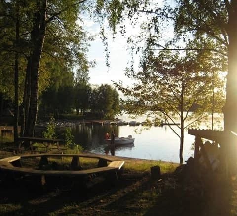 Bo naturnära på Jälluntofta Camping! Vandrarhem-liknande stugor, camping & stugby vid sjön Jällunden. Öppet året runt. Bad, fiske, vandring, badtunna.