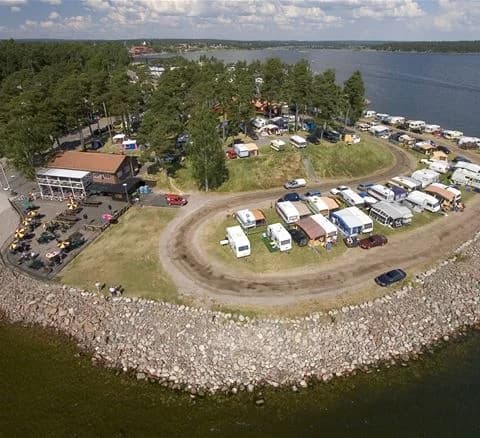 Bo prisvärt på Örnäs Camping i Åmål! Stugor & camping vid Vänern. Nära centrum, natur & aktiviteter. Perfekt alternativ till vandrarhem. Öppet året runt!