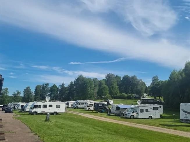 Bo prisvärt på vandrarhem vid Laxsjön i Dalsland! Perfekt bas för kanot, fiske, vandring & äventyr. Nära Dalslands kanal. Boka Laxsjöns Camping!