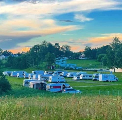 Upplev Sannabadet i Fjugesta! Badparadis med pooler, camping, stugor & lägenhet (vandrarhemskänsla). Aktiviteter för alla. Boka boende nära Kilsbergen!