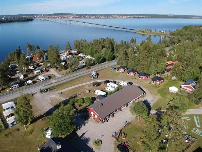 Bo prisvärt på Sjövillan Vandrarhem vid Storsjön, Frösön! Njut av sjöutsikt, bad, fiske & närhet till Östersund. Perfekt vandrarhem för familjer & resenärer.