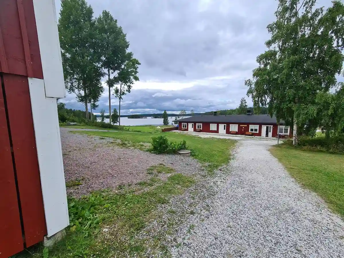 Bo prisvärt på Uskavigårdens vandrarhem vid sjön Usken i Bergslagen! Nära Nora & Lindesberg. Perfekt för vandring, paddling, bad & avkoppling i naturen.