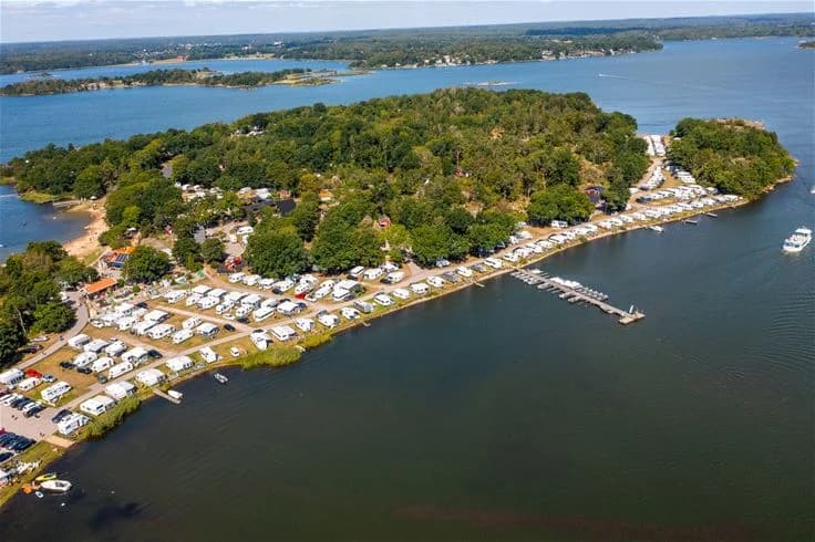 Bo på Dragsö Camping & Stugby! Vandrarhem & stugor på egen ö i Karlskrona skärgård. Nära stad, hav & världsarv. Massor av aktiviteter. Boka nu!