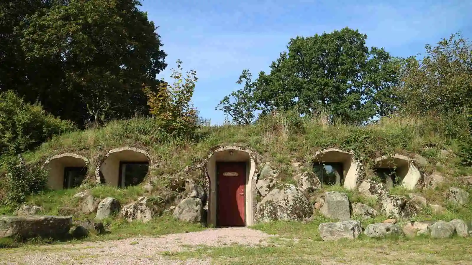 Bo unikt på Grottbyns vandrarhem & camping i Höör, Skåne! Nära Skånes Djurpark. Pool, äventyrsgolf, natur & familjeaktiviteter. Öppet året runt.