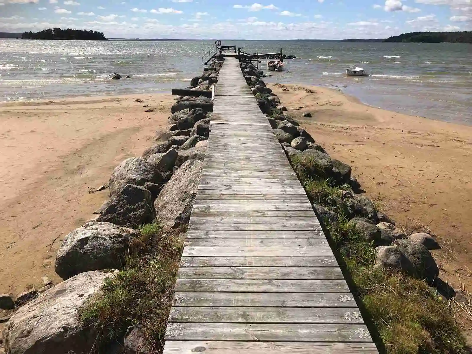 Bo i mysiga stugor vid Vänerns bästa strand på Sikhalls Camping nära Brålanda. Ett prisvärt vandrarhemsalternativ med restaurang, bar & aktiviteter.