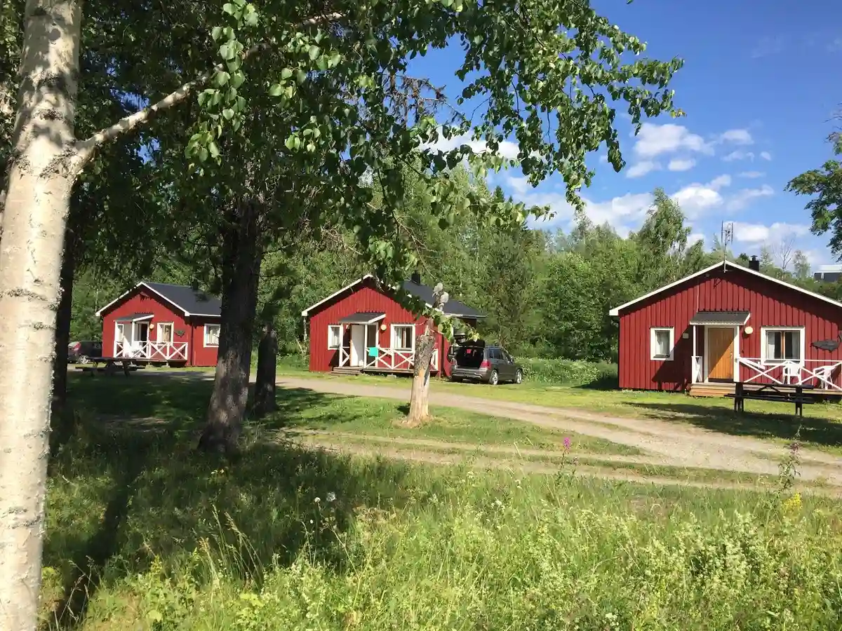 Bo naturnära på Norråkers Camping & Vandrarhem vid Tåsjön, Jämtland. Stugor, camping, fiske, vandring, bastu & badtunna. Familjevänligt. Öppet året runt!