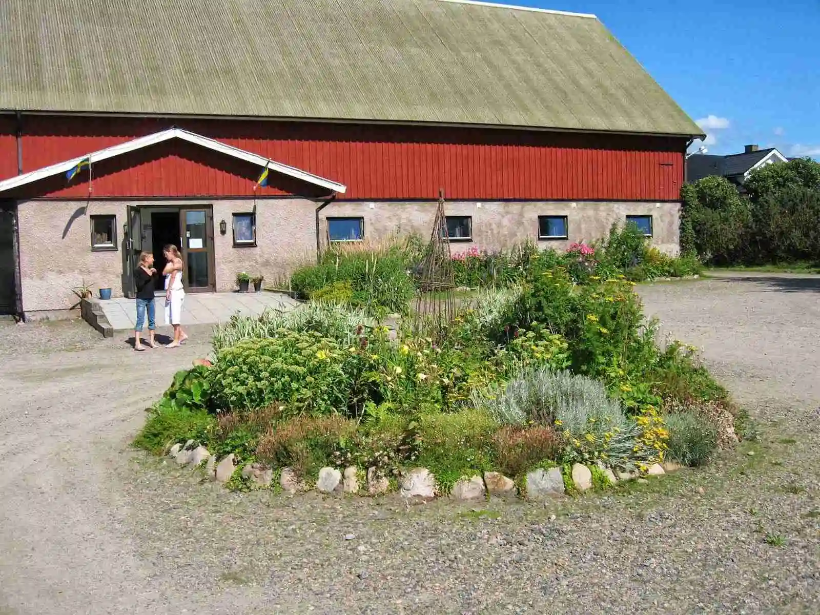 Bo prisvärt på Rödlix Vandrarhem & Camping i Galtabäck nära Varberg. Vandrarhem vid havet med kök, bastu, wifi. Nära strand, golf & sevärdheter.
