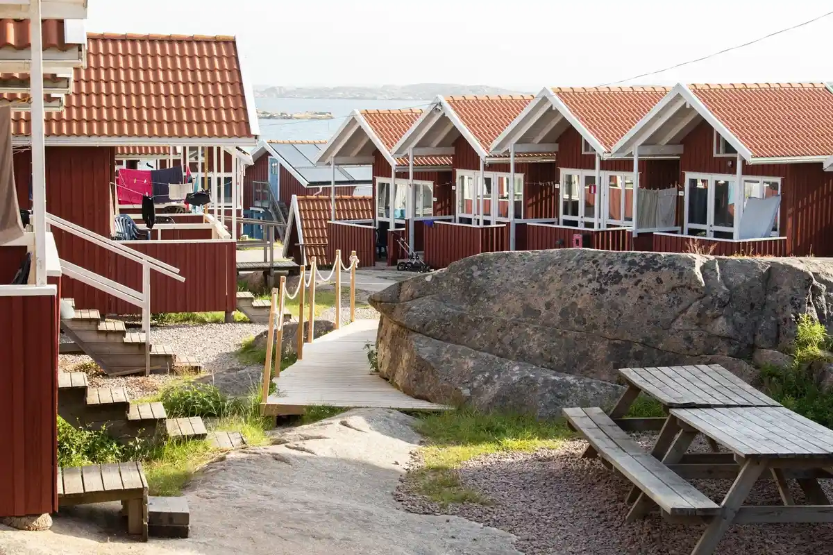 Upplev Ramsvik Stugby & Camping, ett unikt vandrarhem vid havet i Bohusläns vackraste naturreservat. Perfekt för vandring, bad & familjeäventyr.