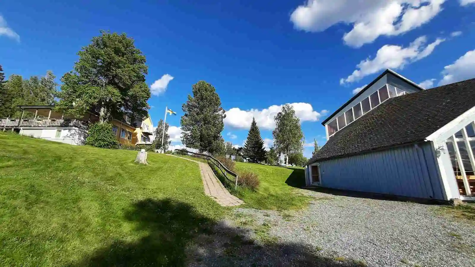 Bo på Solbacken vandrarhem & lägergård på Dekarsön, Höga Kusten. Året runt-öppet boende nära Örnsköldsvik med pool (sommar), kök & fantastisk natur.