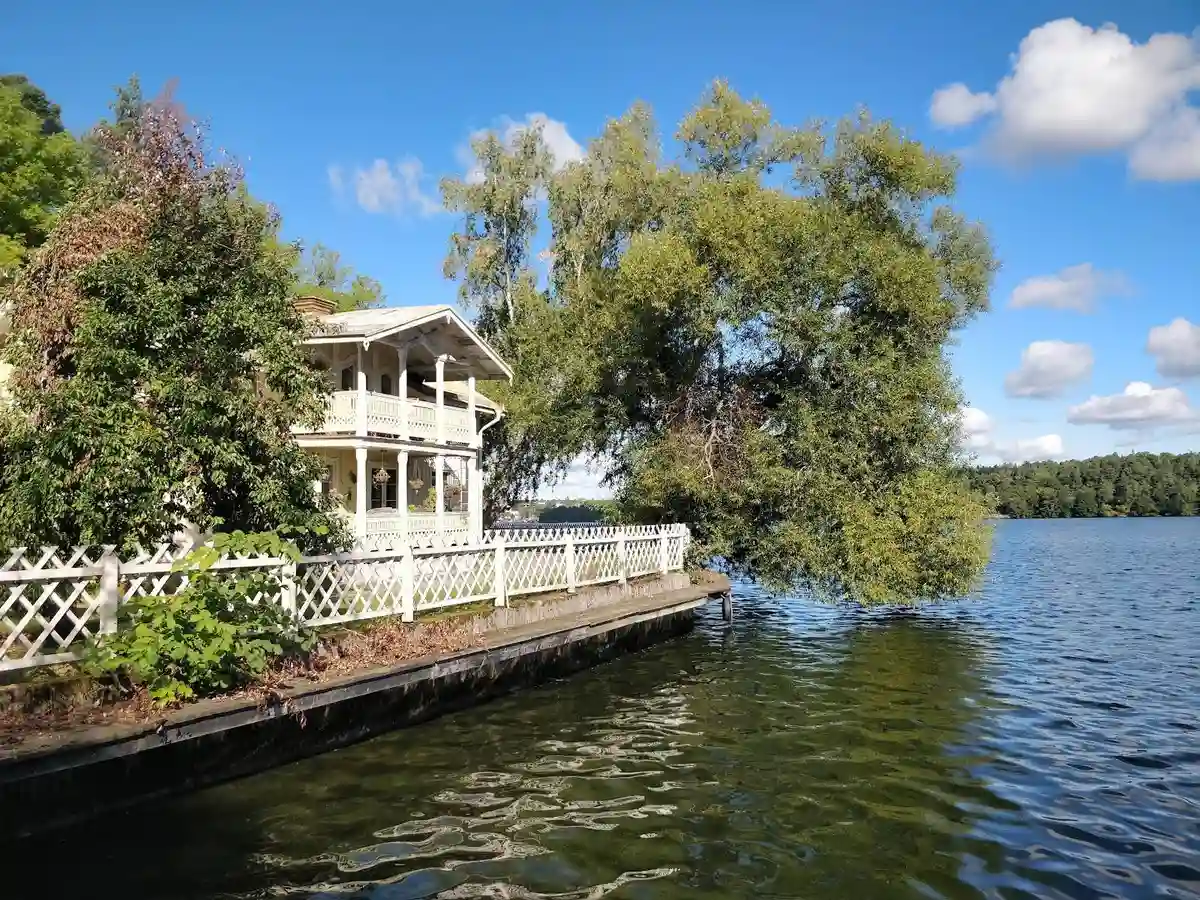 Bo på Klubbensborgs unika vandrarhem vid Mälaren! Historiskt, naturskönt & nära Stockholm city. Även pensionat, hotell, lägenheter & camping. Café & bad.