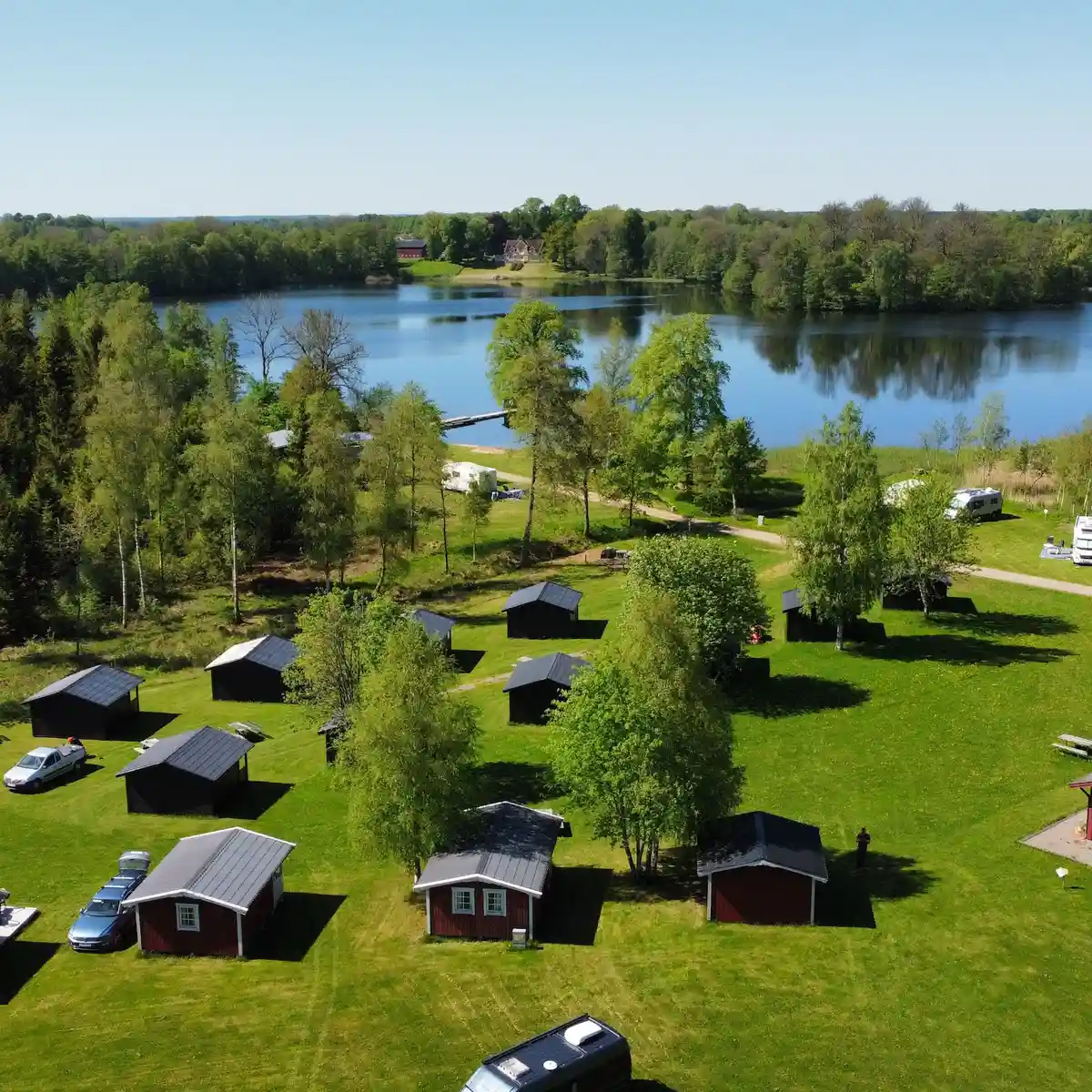 Bo på Valle Cabins vandrarhem vid Valle Camping! Rum med egen dusch/WC nära Skara Sommarland & Hornborgasjön. Naturnära, bastu, fiske. Boka idag!