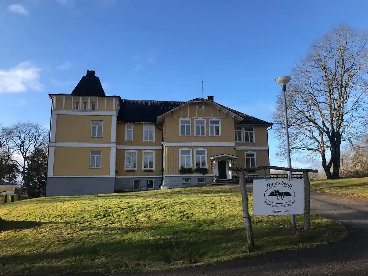 Bo på Hunnebergs Gård, ett mysigt vandrarhem & camping i Vargön vid Hunneberg. Nära vandring, fiske & natur. Kök, bastu & husdjursvänligt. Boka nu!