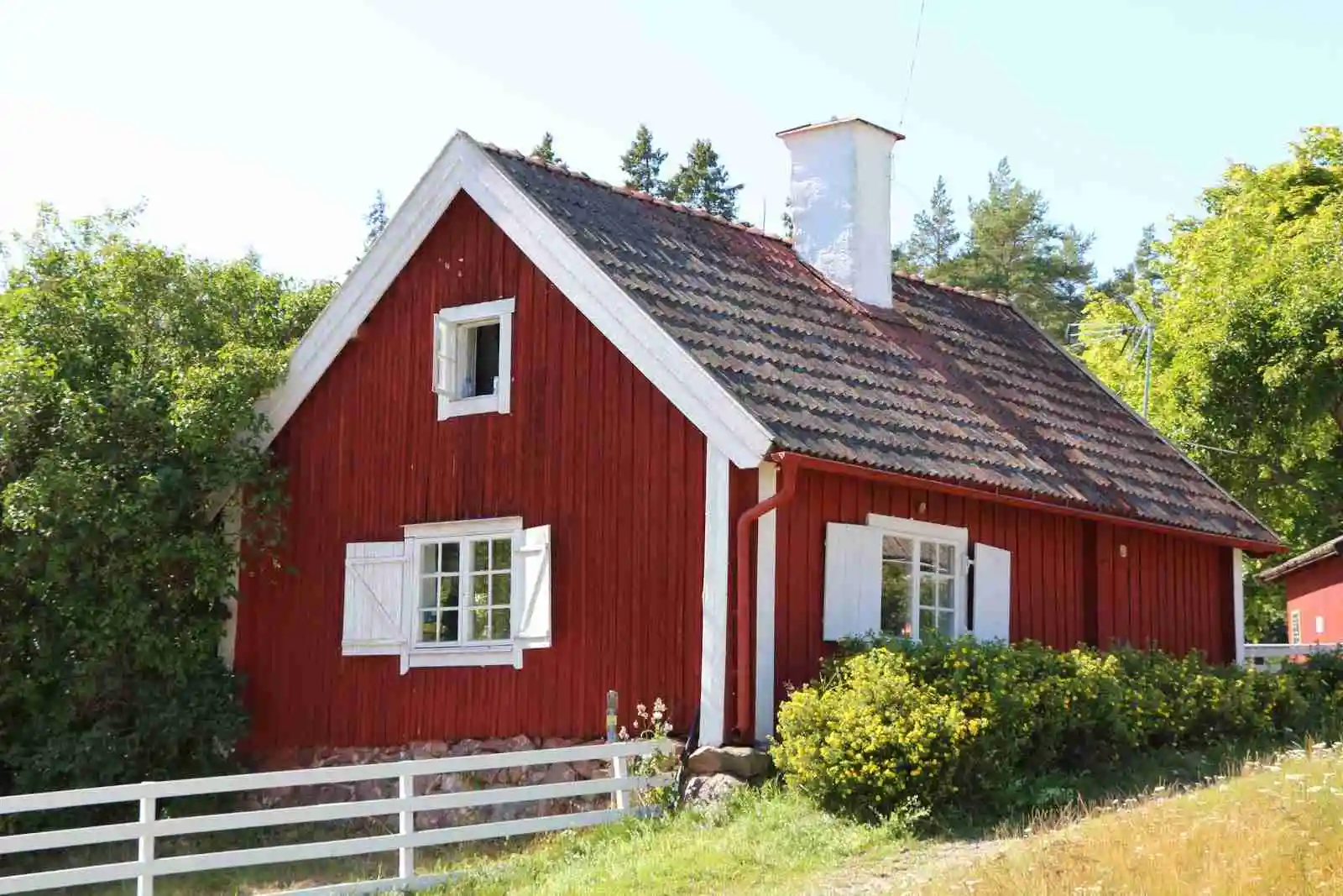 Bo naturnära på Rösjöbaden Camping & Stugby i Sollentuna! Perfekt alternativ till vandrarhem nära Stockholm. Stugor, camping, bad, fiske & aktiviteter.