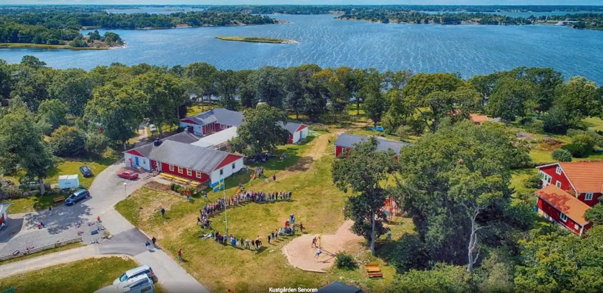 Bo prisvärt på Kustgården Senoren vandrarhem i Karlskrona skärgård. Nära hav, strand & naturreservat. Perfekt för kajak, vandring & utflykter till Karlskrona.