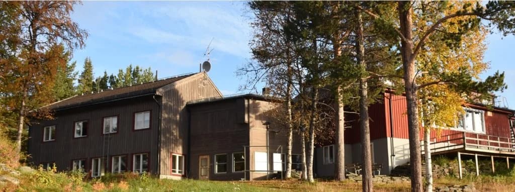 Hotell och vandrarhem i Ammarnäs mitt i Vindelfjällen med restaurang och samisk guidning