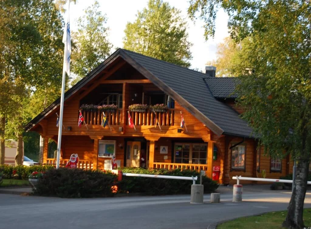 Stugby och camping på Billingens platåberg nära Skövde med vandringsleder och längdskidspår från dörren