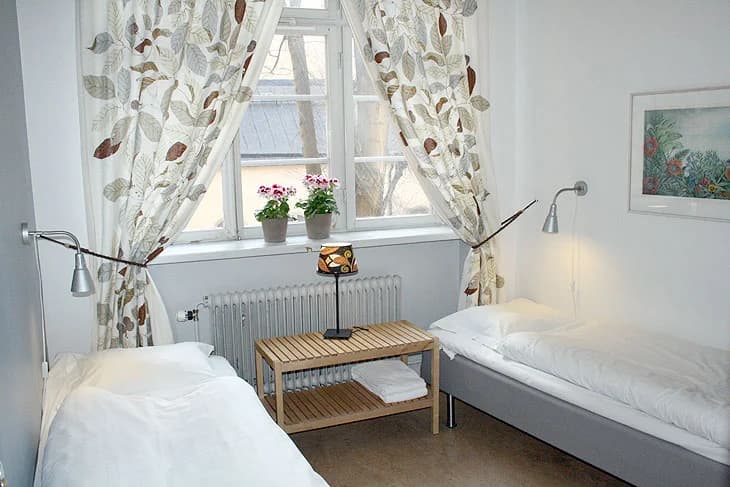 Vandrarhem i Gamla Stan med slottsmiljö och moderna faciliteter för alla typer av resenärer