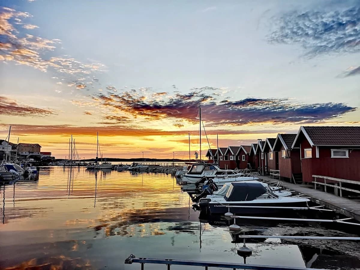 Unikt vandrarhem vid historiskt varvsområde med maritim atmosfär och fascinerande industriarv