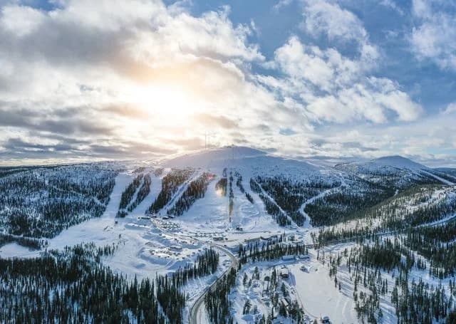 Bo prisvärt på Dundret Camping & Vandrarhem i Gällivare! Perfekt bas för skidåkning, vandring & norrsken. Nära stan, öppet året runt. Boka ditt äventyr!