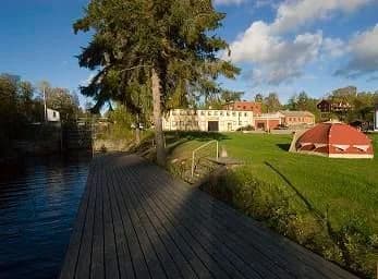 Bo på unika Alcatraz Vandrarhem i Gustavsfors! Sjöutsikt från alla rum, kanot/kajak, restaurang, bastu & aktiviteter. Husdjursvänligt. Perfekt bas i Dalsland.