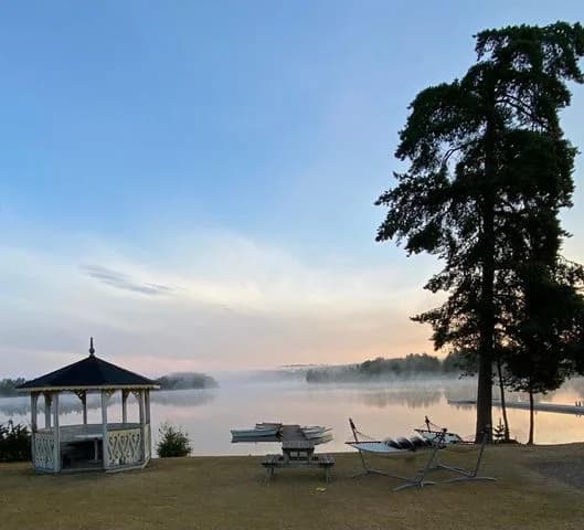 Bo på Klinten Vandrarhem vid Movänta Camping i Hult, nära Eksjö. Naturnära boende vid Försjön & Skurugata naturreservat. Perfekt för familj & grupp!