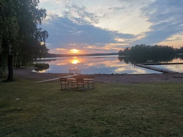 Bo på Odensvi Vandrarhem & Camping vid Kyrksjön! Prisvärt boende med bad, fiske, bastu, café & lanthandel. Hundvänligt. Perfekt för naturälskare.