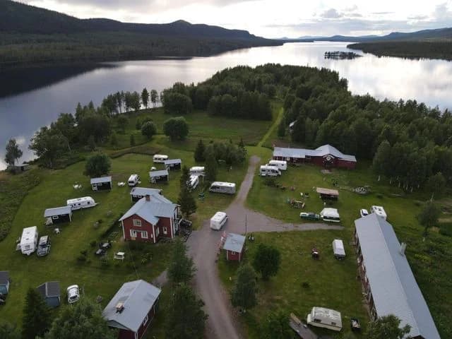Bo naturnära på Sjöstjärnans Camping & Vandrarhem i Arjeplog/Arvidsjaur. Stugor, camping vid Långträsket, fiske, bad & toppservice. Boka ditt lugn!