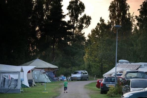 Bo prisvärt på Stensjö Camping & Vandrarhem i Blekinge! Naturnära vid sjön Alljungen med bad, kanot, vandring & aktiviteter. Nära Karlskrona. Boka nu!